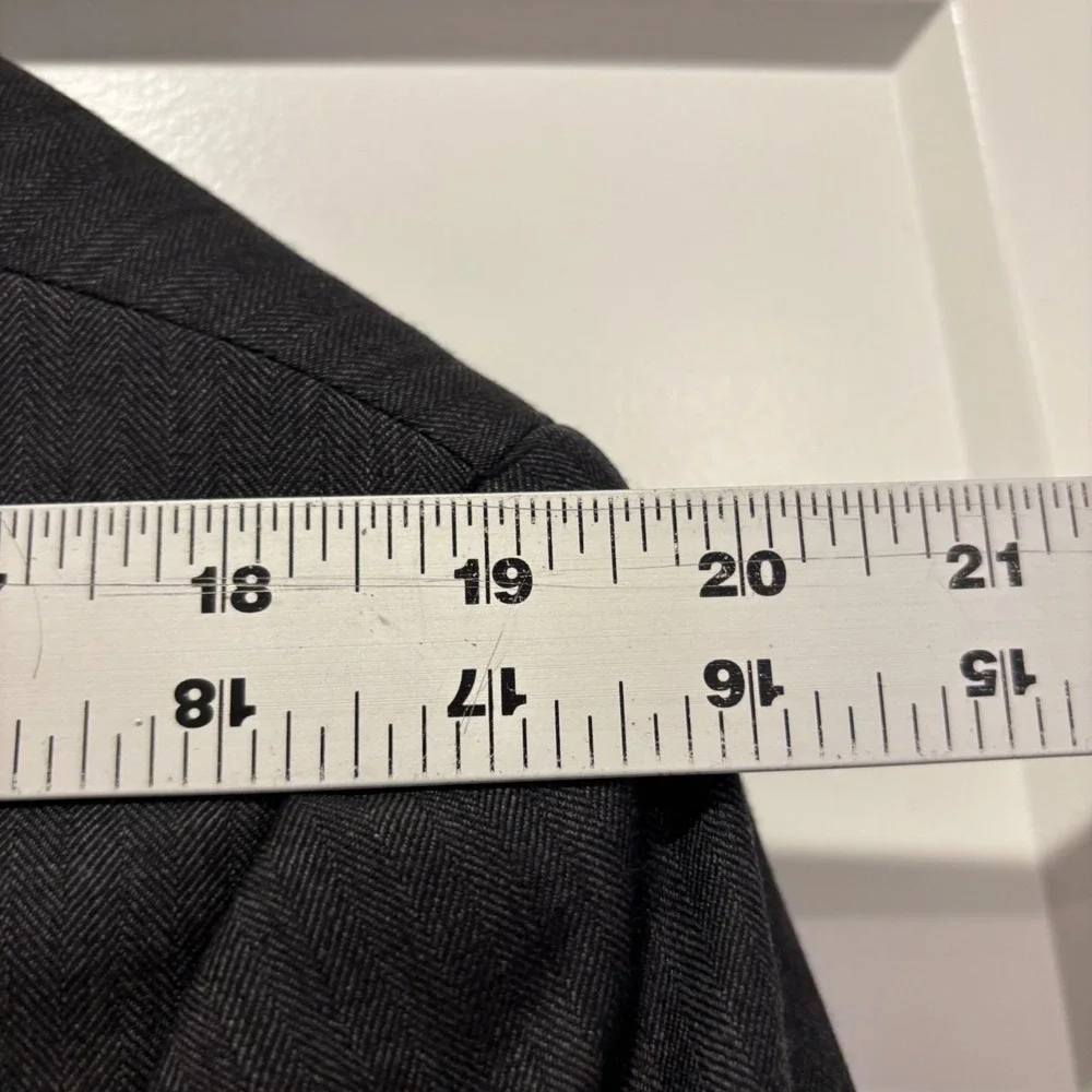 Jos A Bank Mens Charcoal Grey Herringbone 100% Wool 2 Button Suit Set 40R